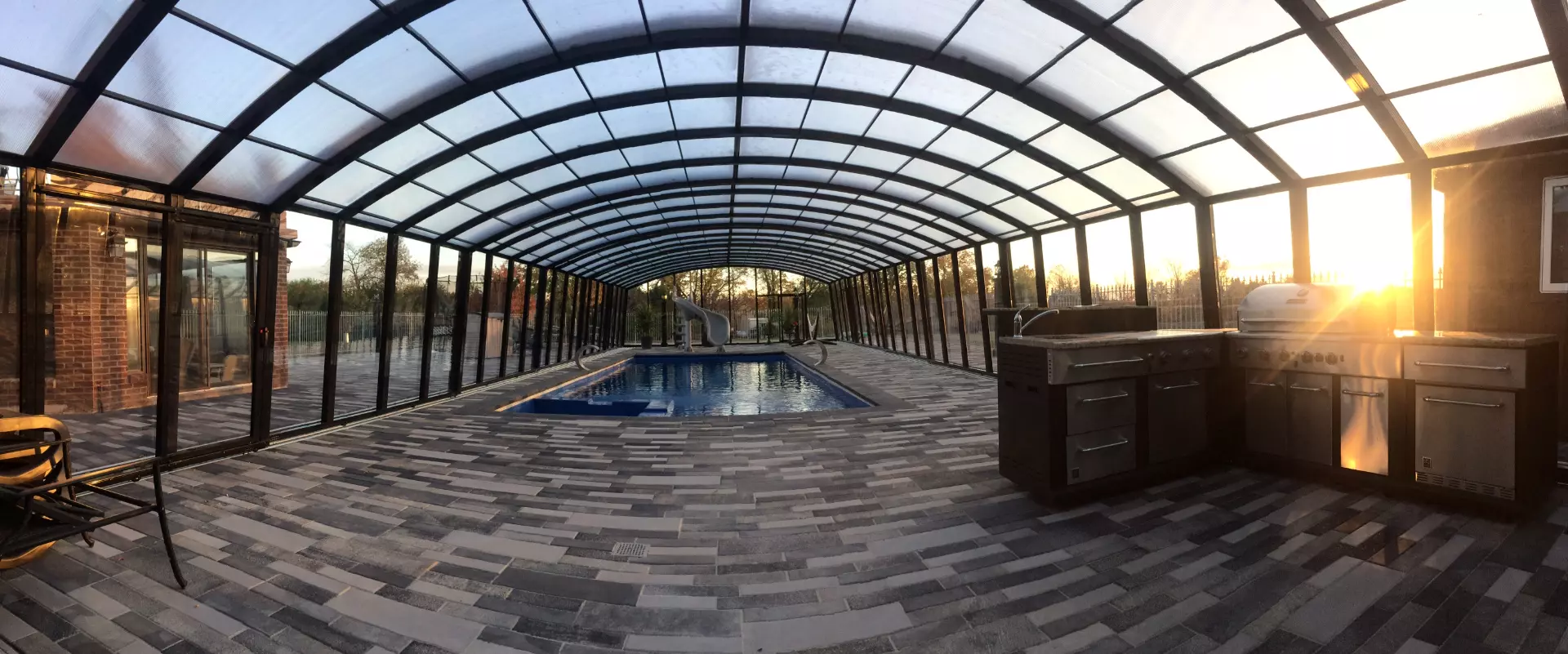 Large enclosure for swimming pool